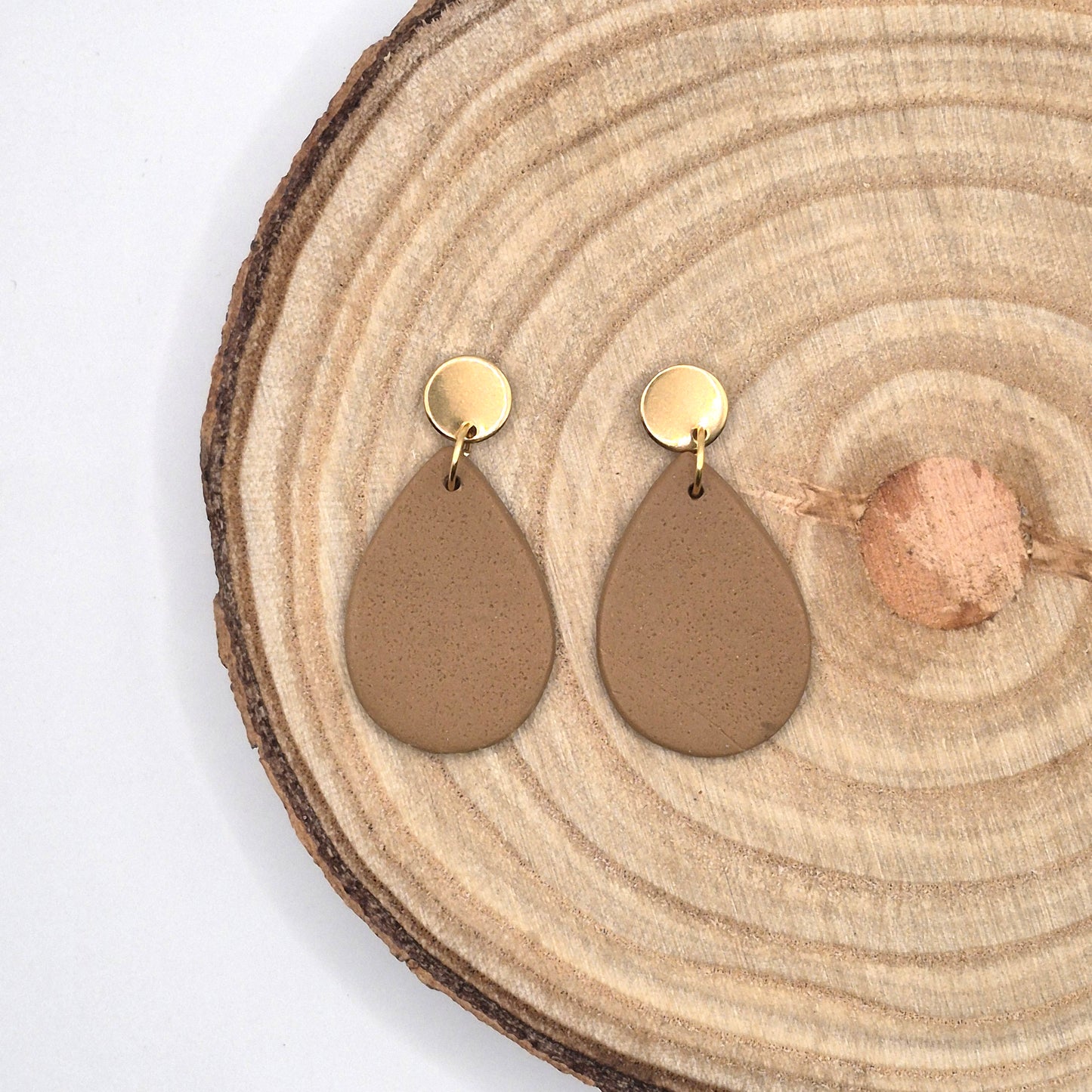 Sandtau – Tropfenförmige Ohrringe in warmem Naturton aus Polymer Clay