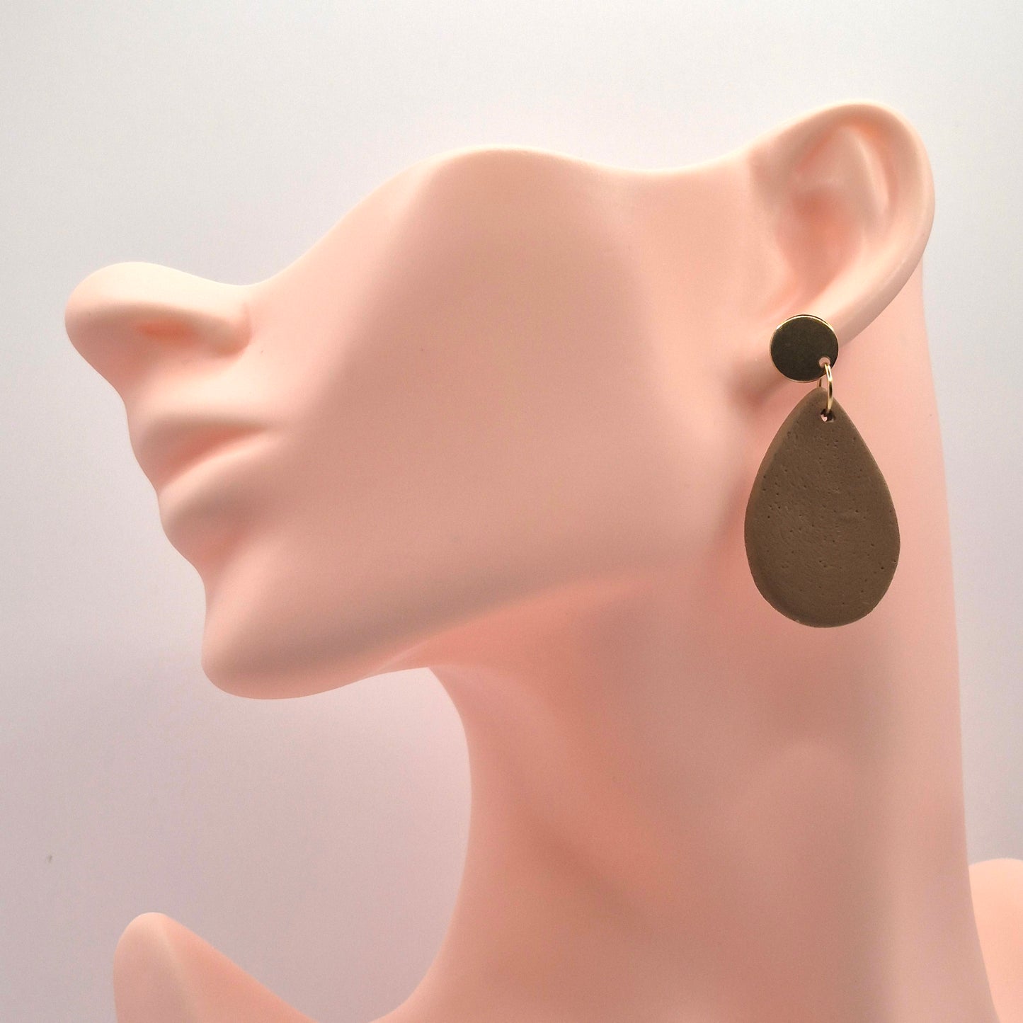 Sandtau – Tropfenförmige Ohrringe in warmem Naturton aus Polymer Clay