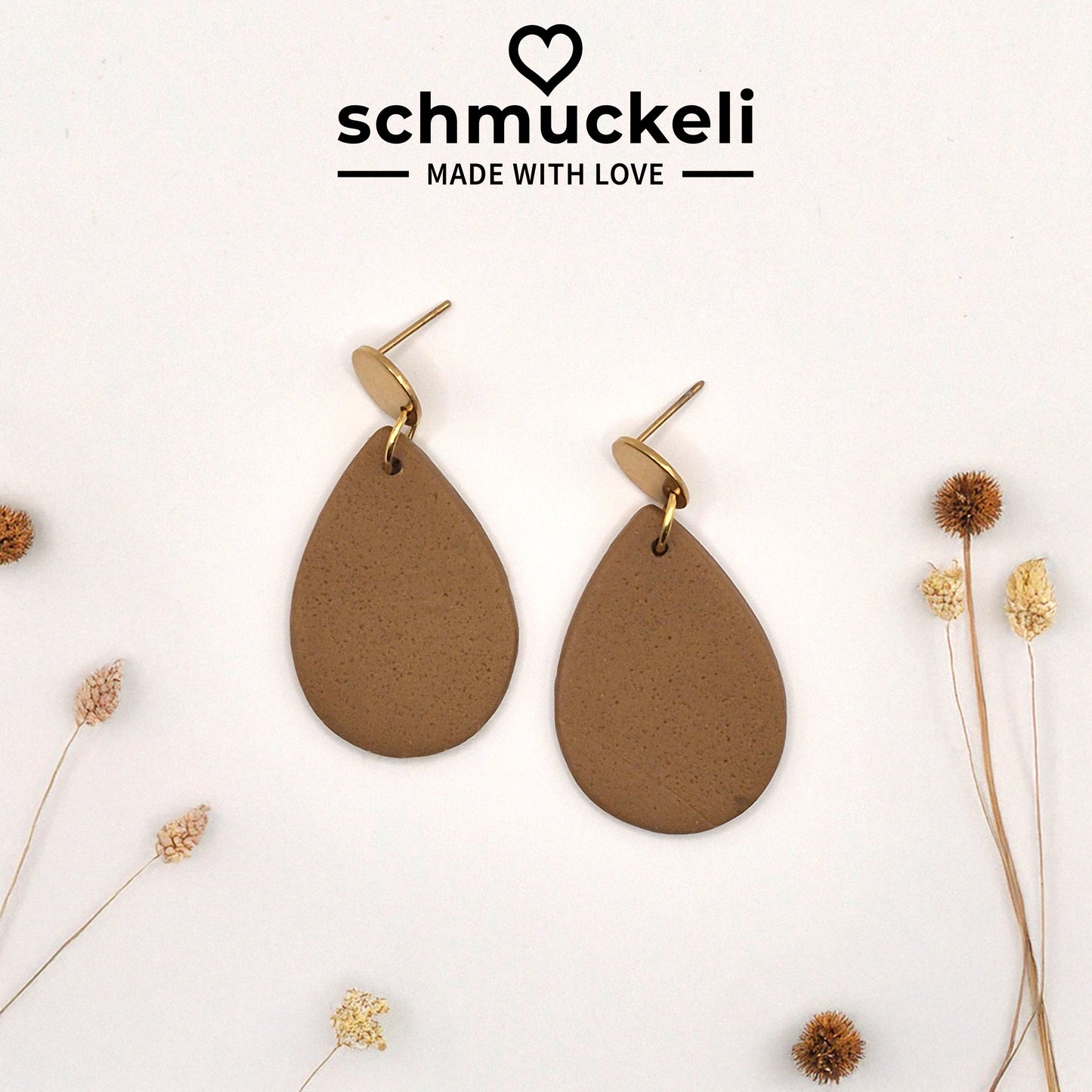 Sandtau – Tropfenförmige Ohrringe in warmem Naturton aus Polymer Clay