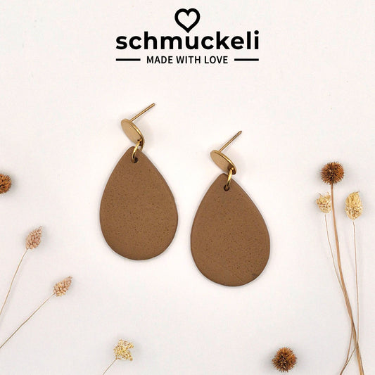 Sandtau – Tropfenförmige Ohrringe in warmem Naturton aus Polymer Clay