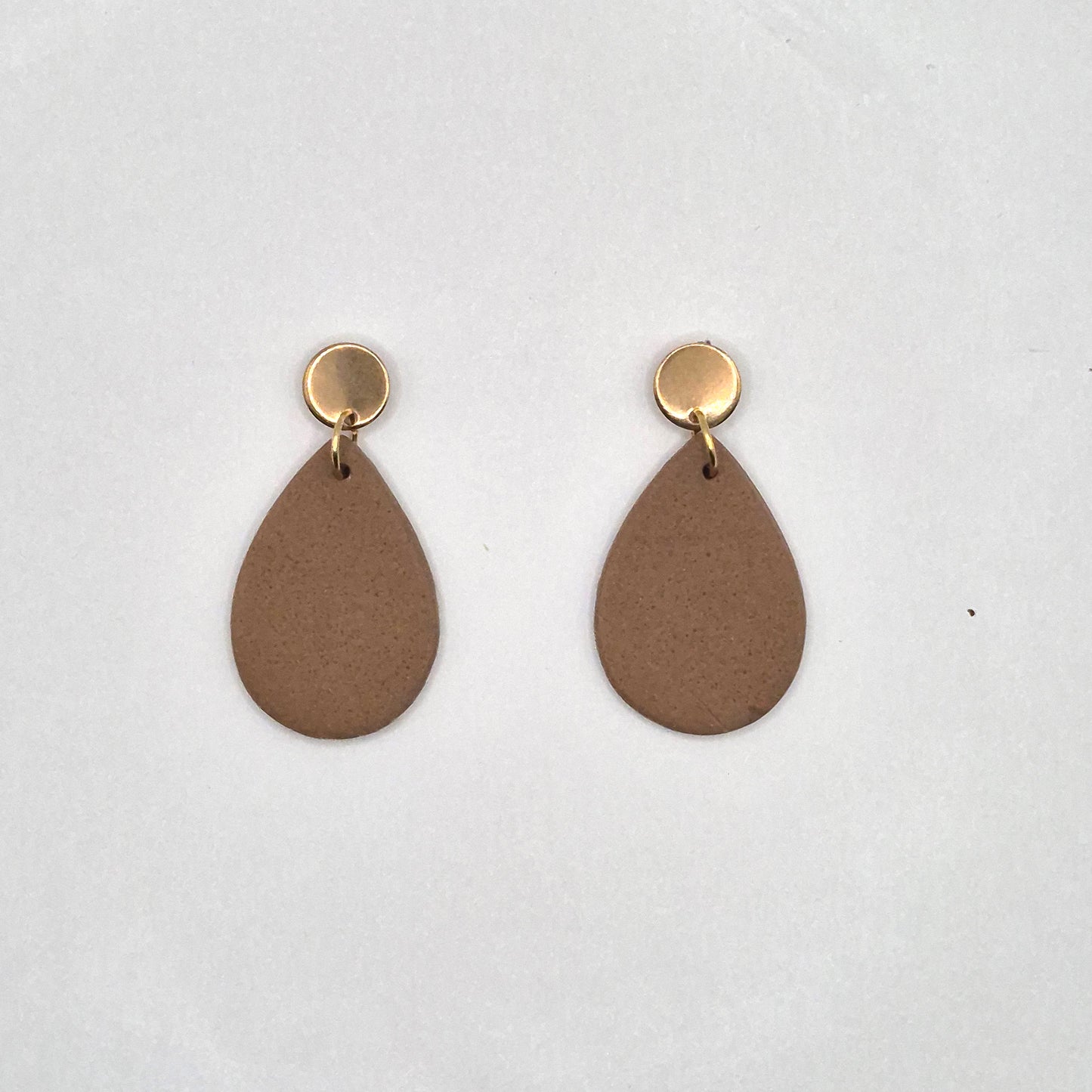 Sandtau – Tropfenförmige Ohrringe in warmem Naturton aus Polymer Clay