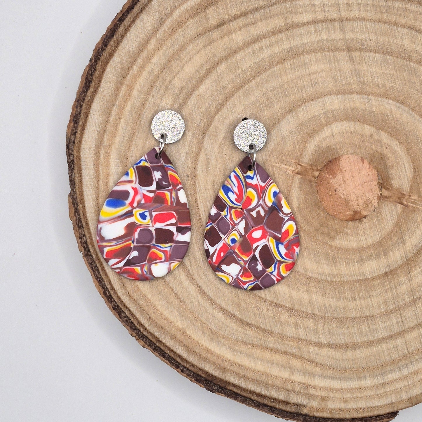 Wirbela – Bunte Tropfen-Ohrringe aus Polymer Clay