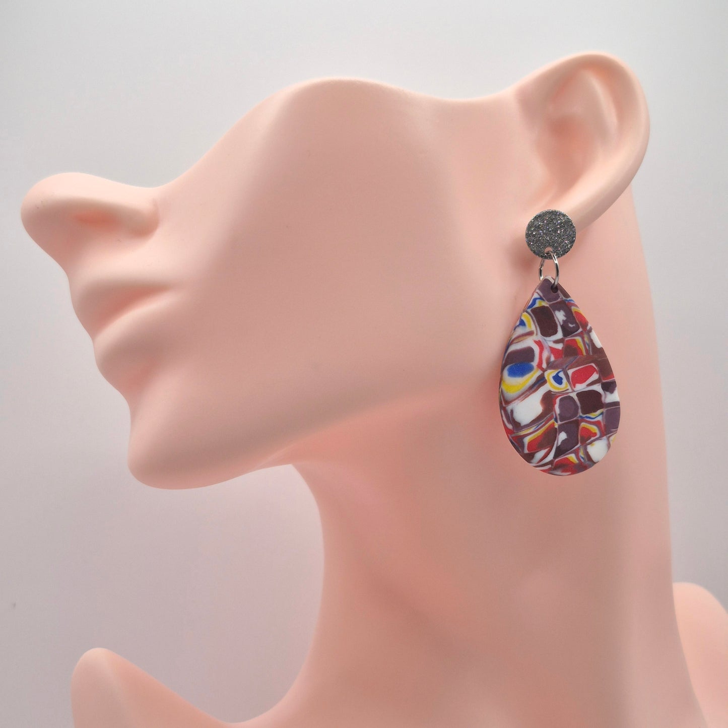 Wirbela – Bunte Tropfen-Ohrringe aus Polymer Clay