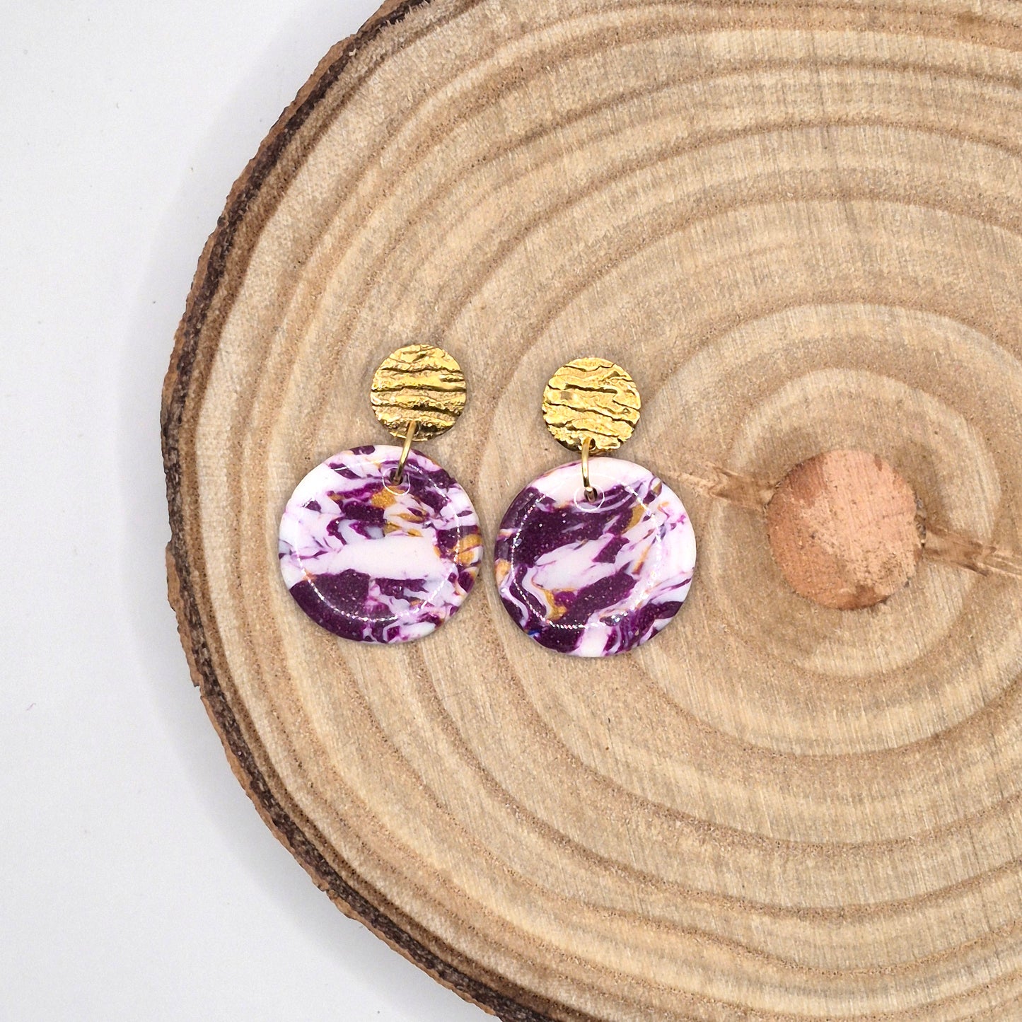 Amethysta – Marmorierte Ohrringe in Lila, Weiß & Gold