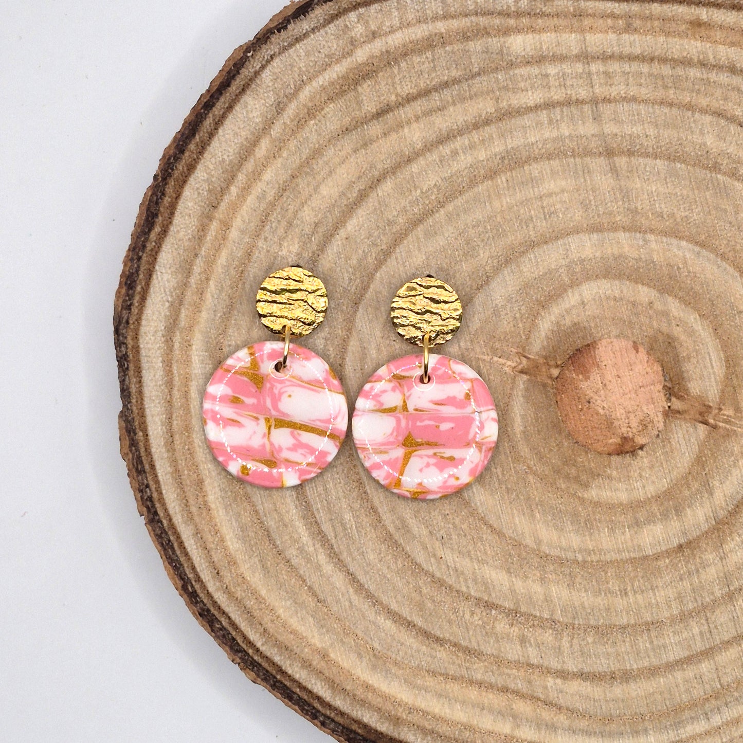 Seelenrosa – Handgemachte Ohrringe in Rosa-Weißer Marmoroptik mit Goldakzenten