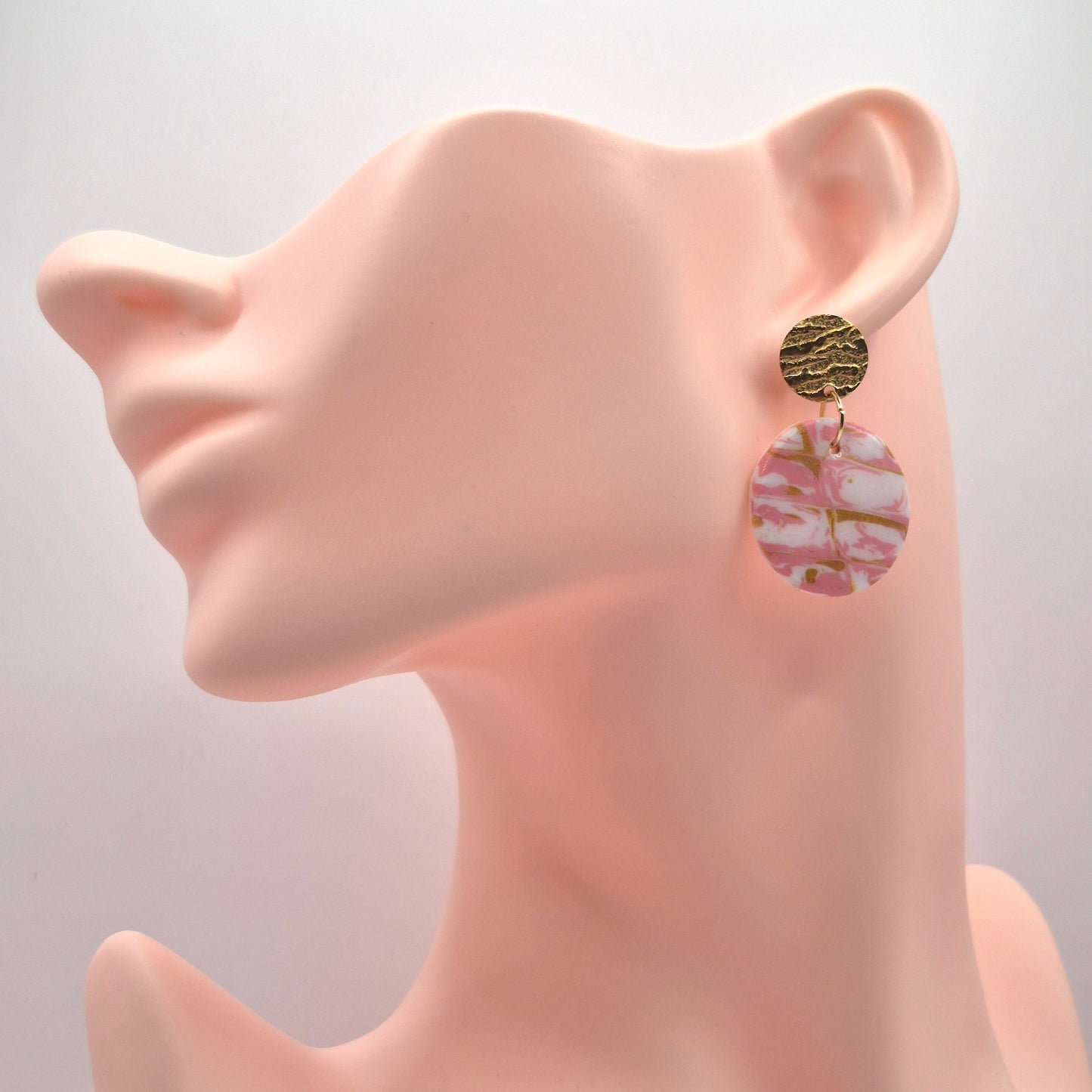Seelenrosa – Handgemachte Ohrringe in Rosa-Weißer Marmoroptik mit Goldakzenten