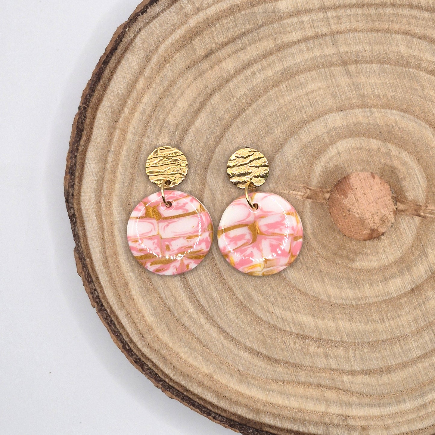 Seelenrosa – Handgemachte Ohrringe in Rosa-Weißer Marmoroptik mit Goldakzenten