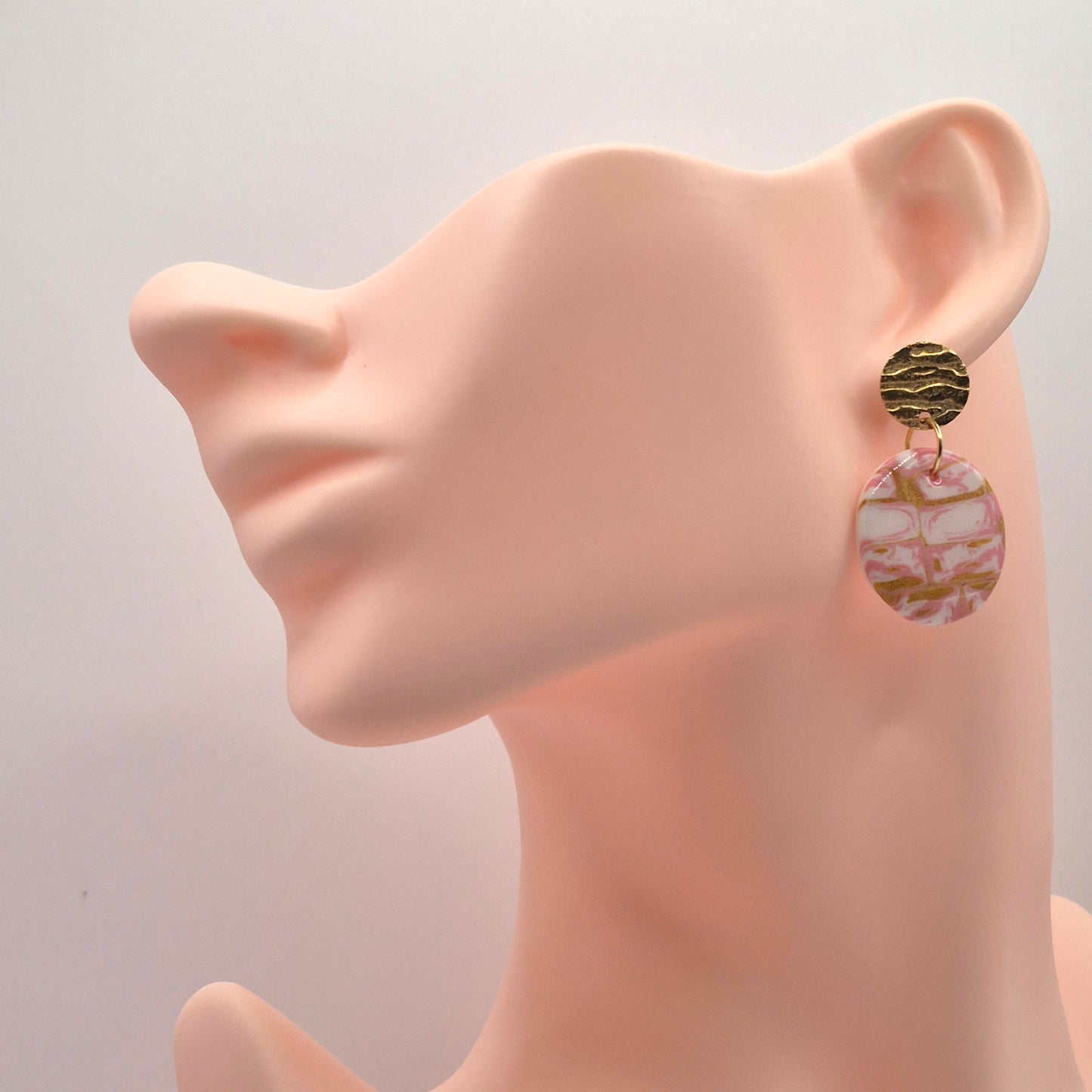 Seelenrosa – Handgemachte Ohrringe in Rosa-Weißer Marmoroptik mit Goldakzenten