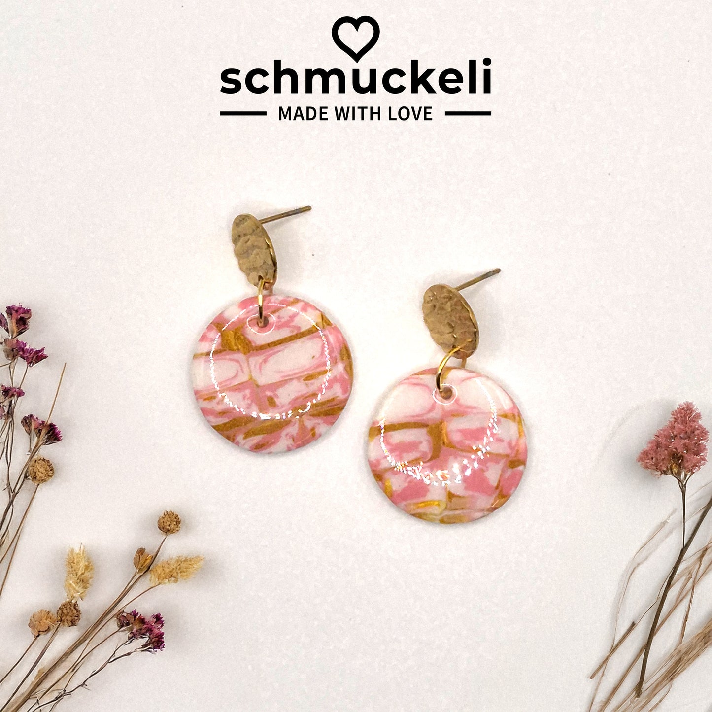 Seelenrosa – Handgemachte Ohrringe in Rosa-Weißer Marmoroptik mit Goldakzenten