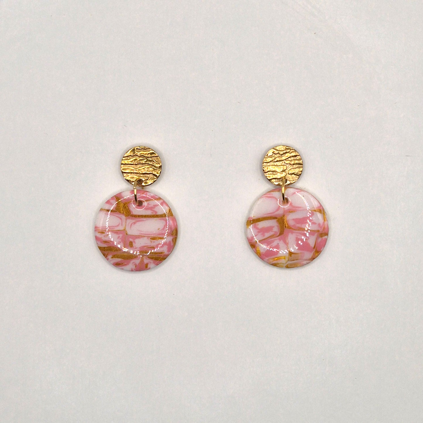 Seelenrosa – Handgemachte Ohrringe in Rosa-Weißer Marmoroptik mit Goldakzenten