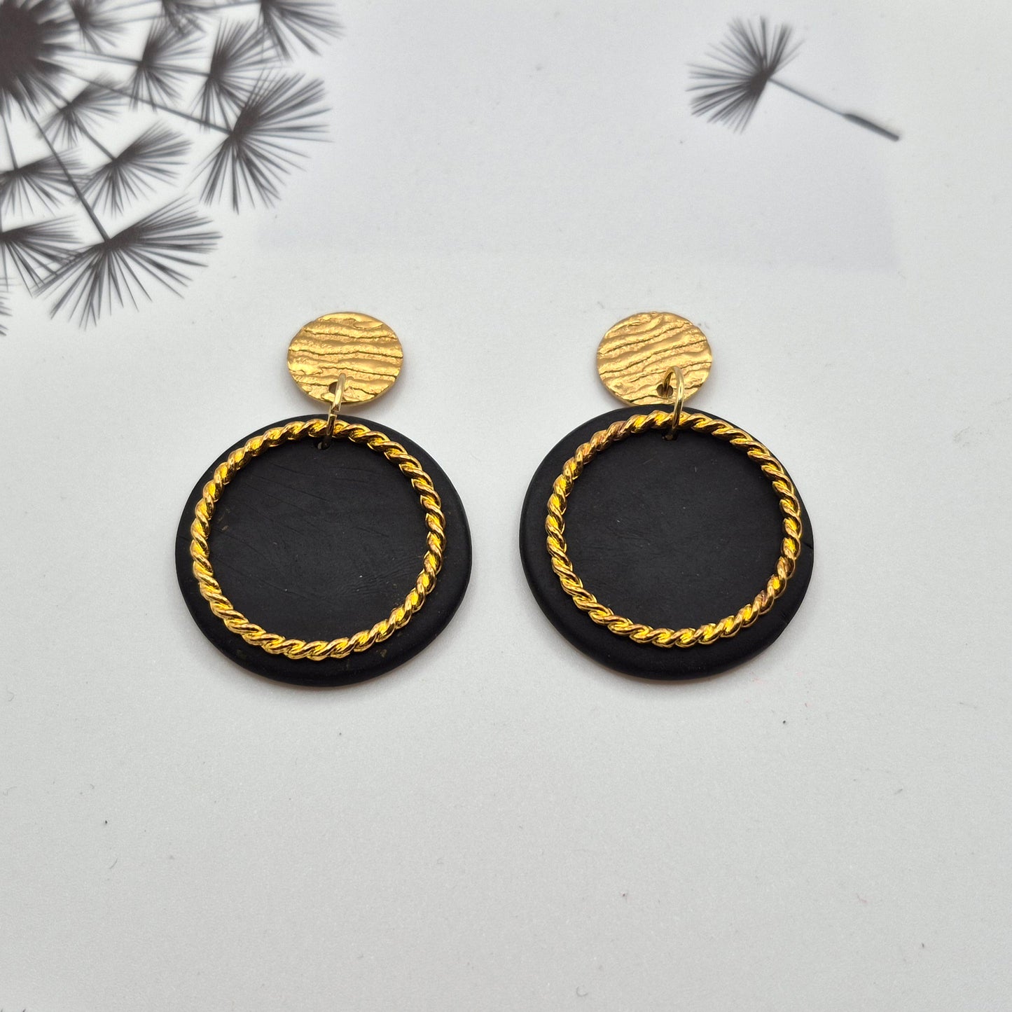 KREISGOLD  Nachtschimmer - schwarze Ohrringe aus Polymer Ton mit verdrehtem Ring