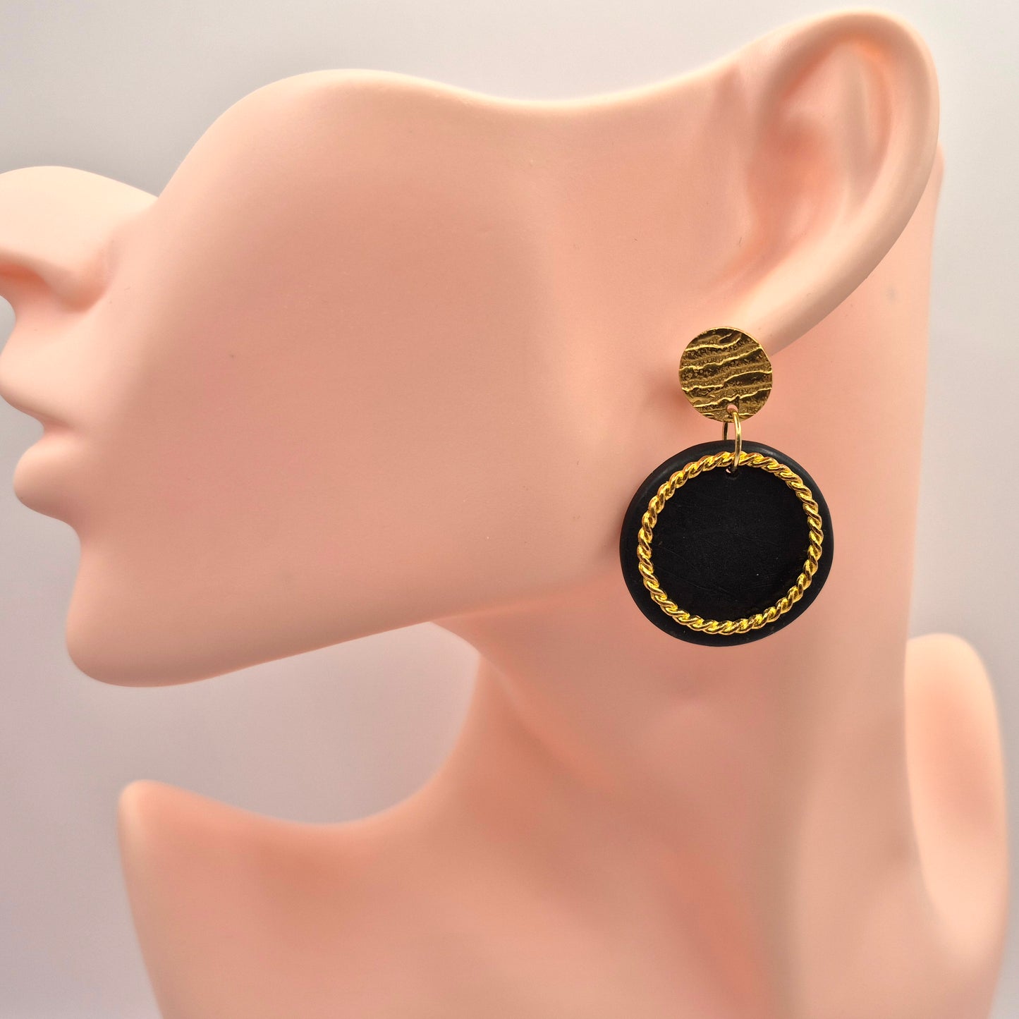 KREISGOLD  Nachtschimmer - schwarze Ohrringe aus Polymer Ton mit verdrehtem Ring