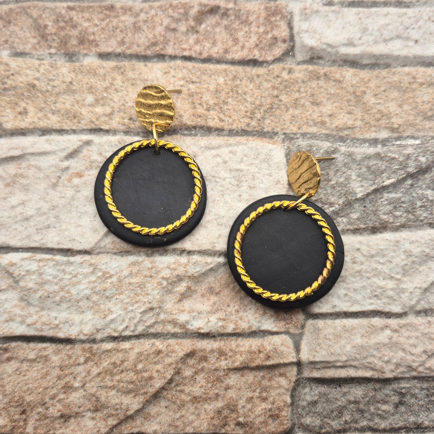 KREISGOLD  Nachtschimmer - schwarze Ohrringe aus Polymer Ton mit verdrehtem Ring