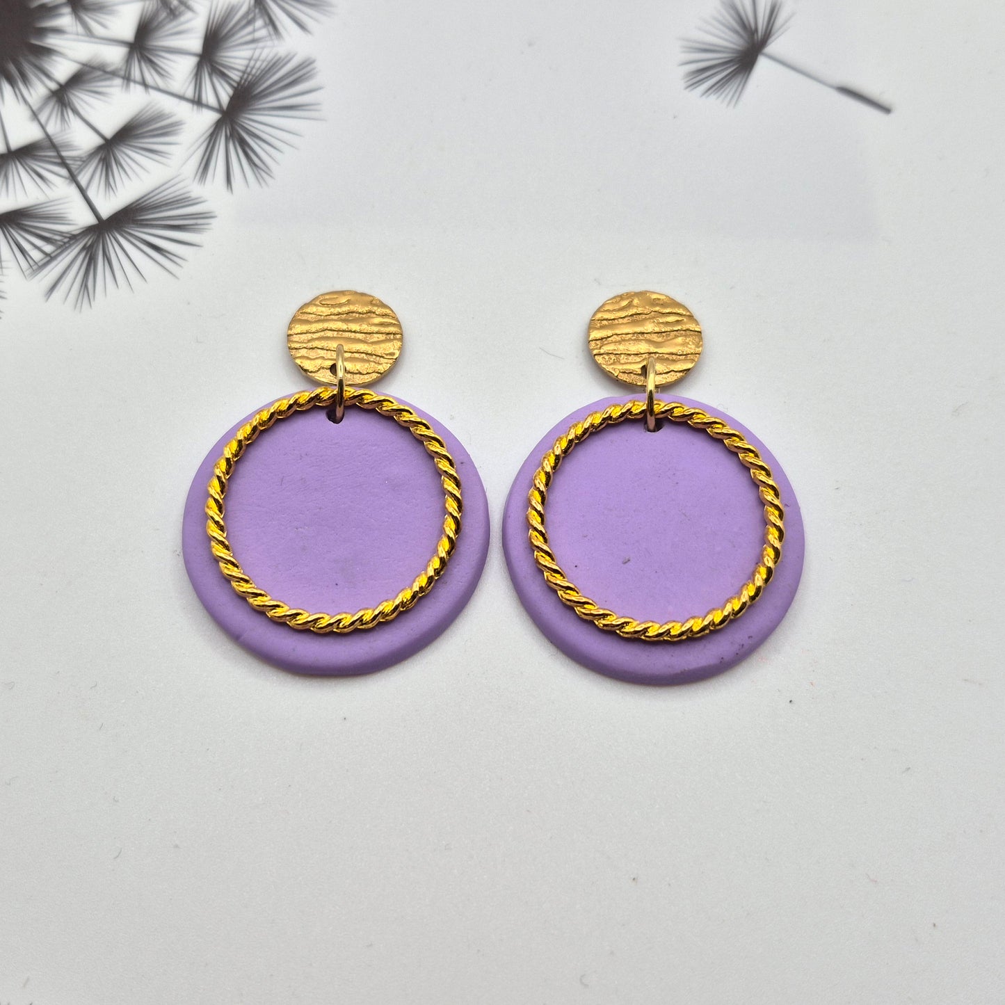 KREISGOLD  Fliedergold - lila Ohrringe aus Polymer Ton mit verdrehtem Ring