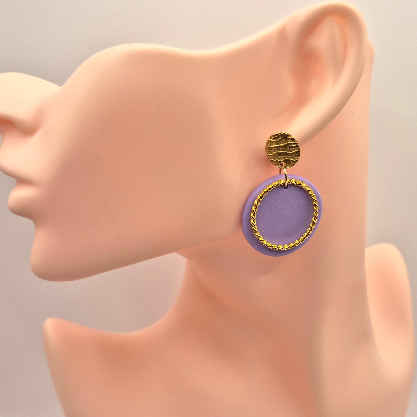 KREISGOLD  Fliedergold - lila Ohrringe aus Polymer Ton mit verdrehtem Ring