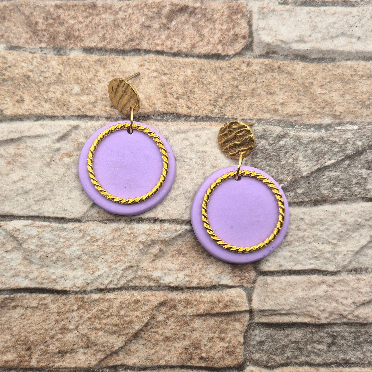 KREISGOLD  Fliedergold - lila Ohrringe aus Polymer Ton mit verdrehtem Ring