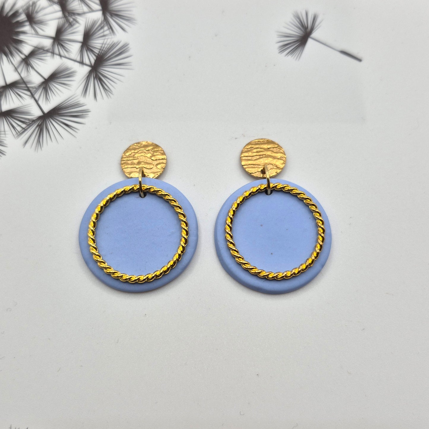 KREISGOLD  Himmelklang - hellblaue Ohrringe aus Polymer Ton mit verdrehtem Ring