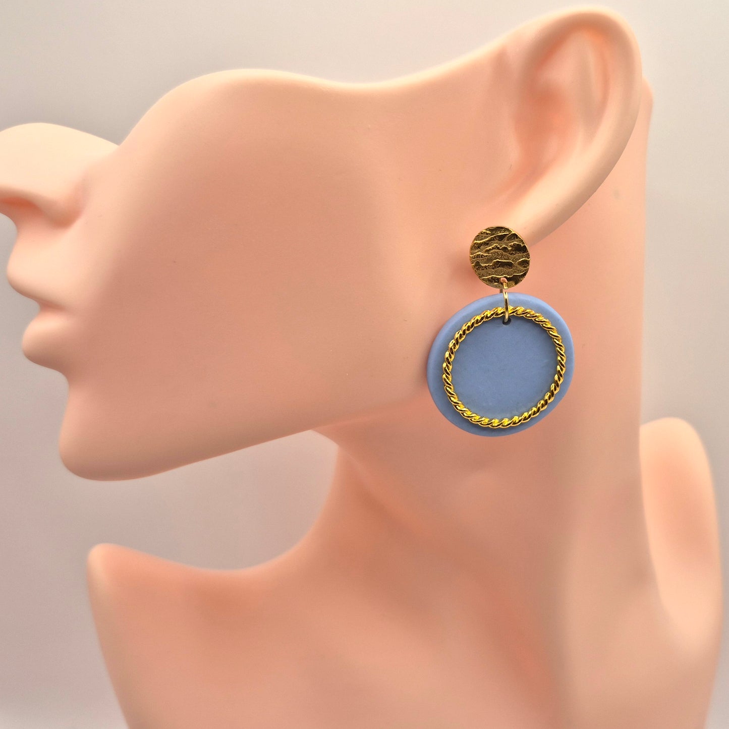 KREISGOLD  Himmelklang - hellblaue Ohrringe aus Polymer Ton mit verdrehtem Ring