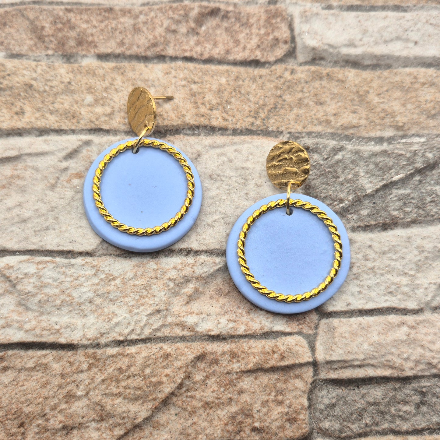 KREISGOLD  Himmelklang - hellblaue Ohrringe aus Polymer Ton mit verdrehtem Ring