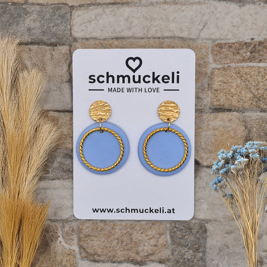 KREISGOLD  Himmelklang - hellblaue Ohrringe aus Polymer Ton mit verdrehtem Ring