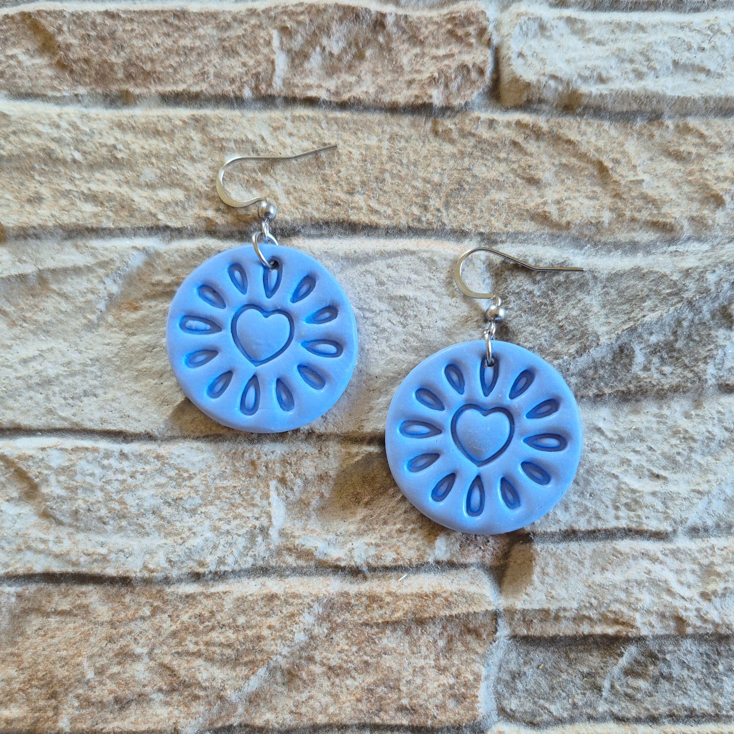 LIEBELEI  Himmelstanz - hellblaue Ohrringe aus Polymer Ton mit Herzmotiv