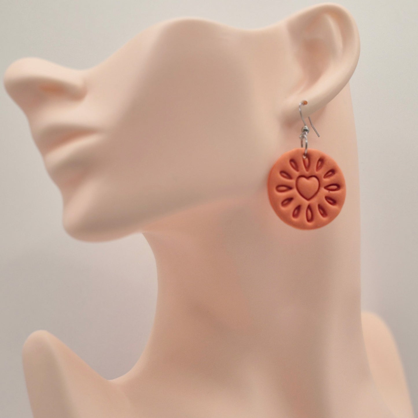 LIEBELEI  Aprikuss- orange Ohrringe aus Polymer Ton mit Herzmotiv