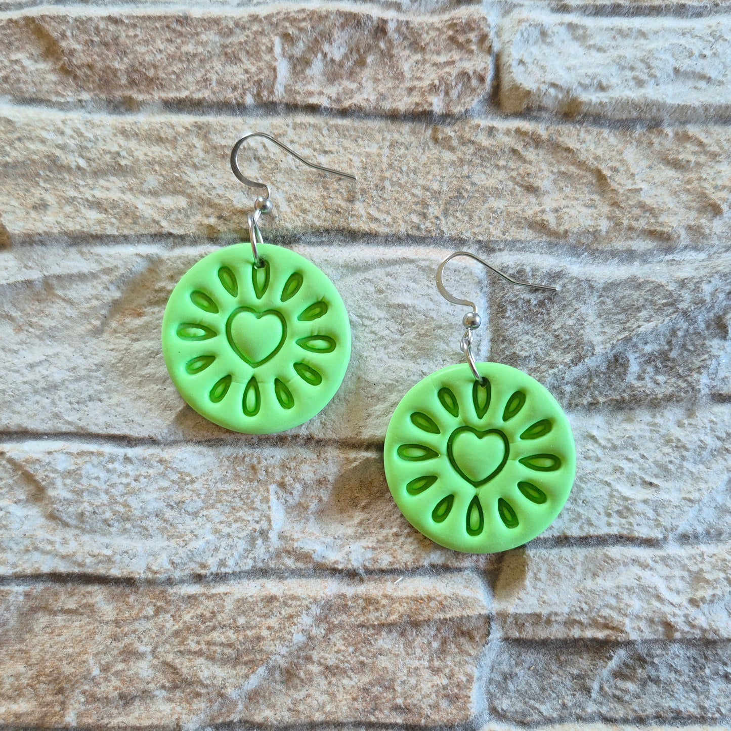 LIEBELEI  Wiesenflüstern- hellgrüne Ohrringe aus Polymer Ton mit Herzmotiv