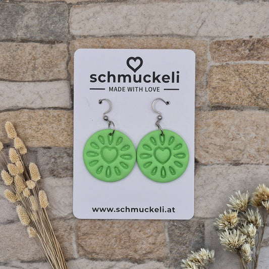 LIEBELEI  Wiesenflüstern- hellgrüne Ohrringe aus Polymer Ton mit Herzmotiv