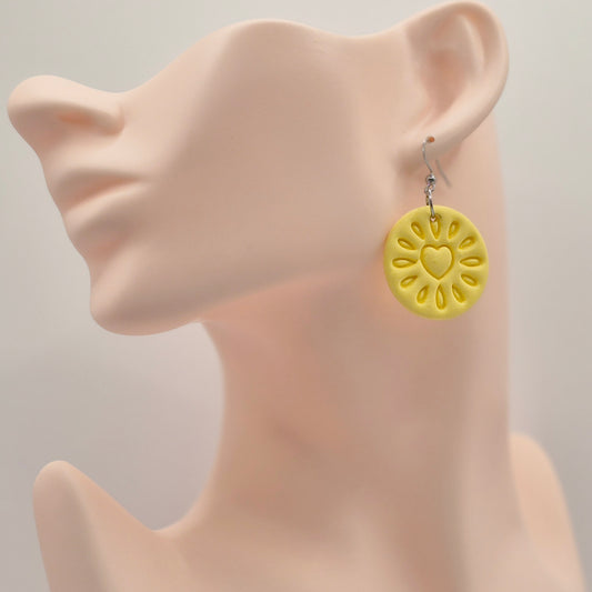 LIEBELEI  Goldhauch - hellgelbe Ohrringe aus Polymer Ton mit Herzmotiv