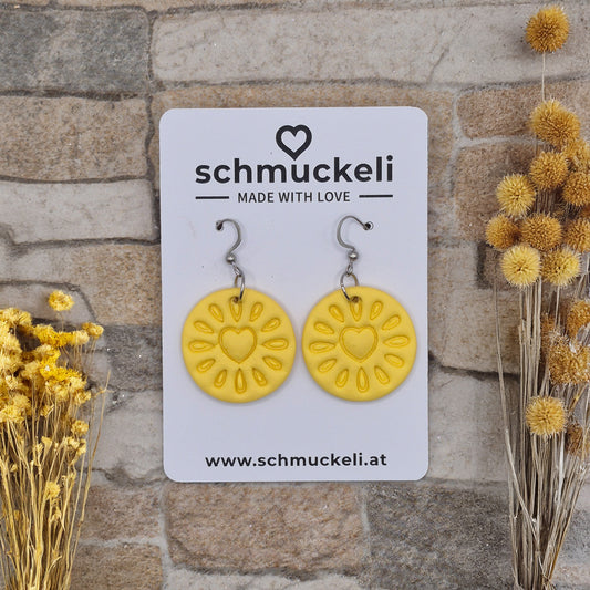 LIEBELEI  Goldhauch - hellgelbe Ohrringe aus Polymer Ton mit Herzmotiv