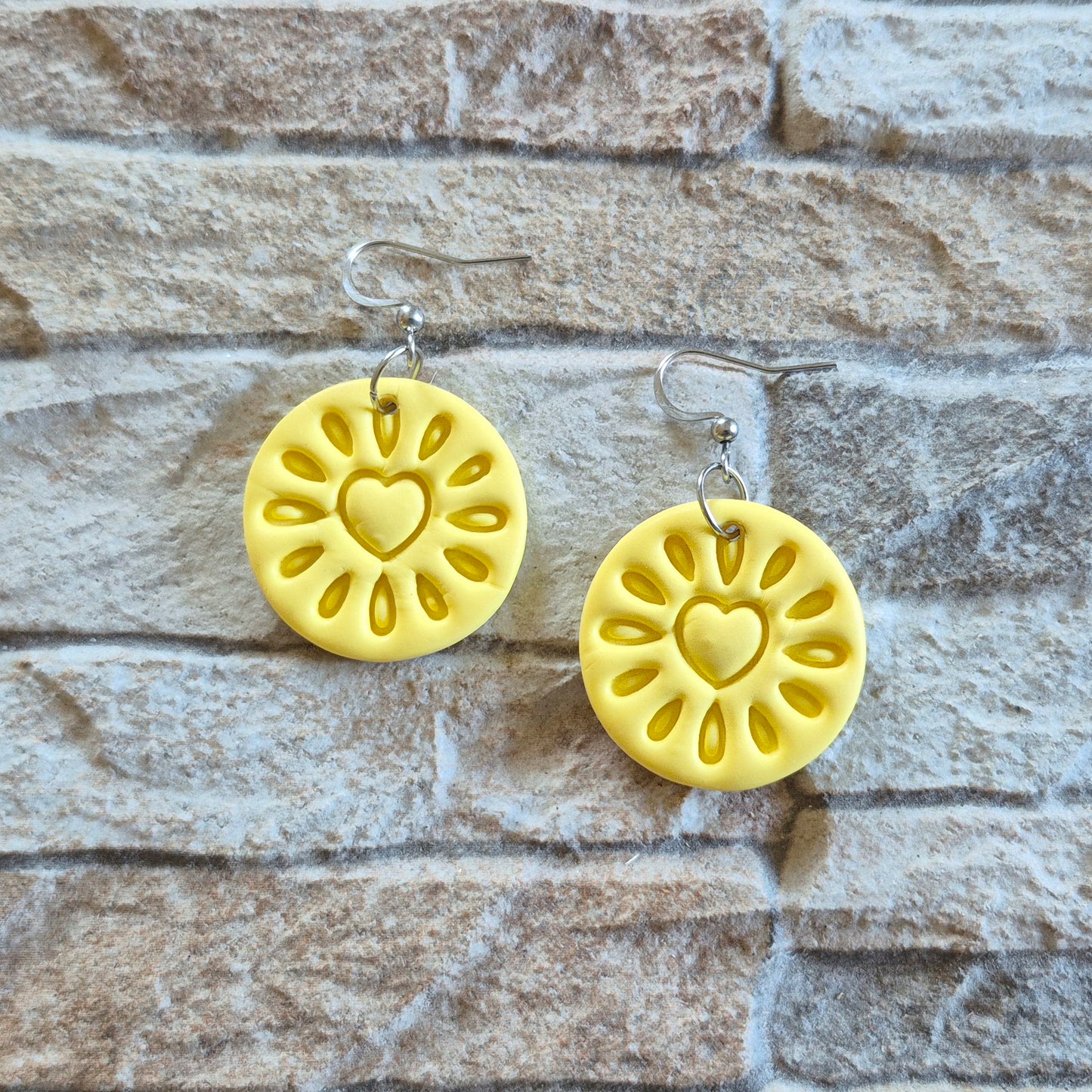 LIEBELEI  Goldhauch - hellgelbe Ohrringe aus Polymer Ton mit Herzmotiv