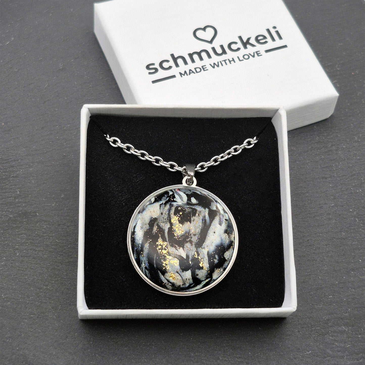 Runder XL Anhänger Nachthauch – Schmuckanhänger in Marmoroptik mit Goldschimmer - mit 45 cm langer Edelstahlkette