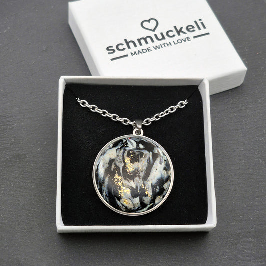 Runder XL Anhänger Nachthauch – Schmuckanhänger in Marmoroptik mit Goldschimmer - mit 45 cm langer Edelstahlkette