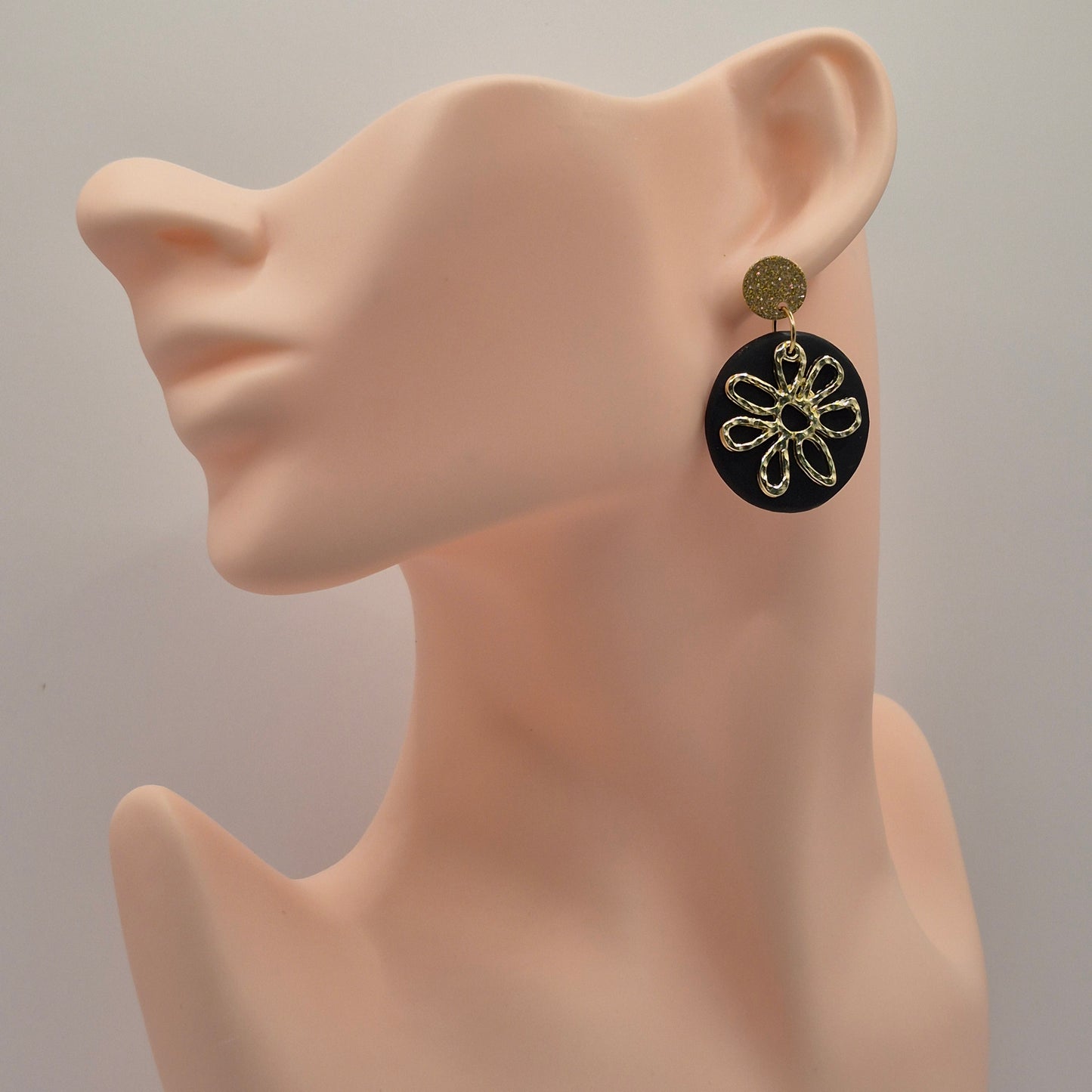 Nachtblume - schwarze runde Ohrringe aus Polymer Ton mit Blumenanhänger