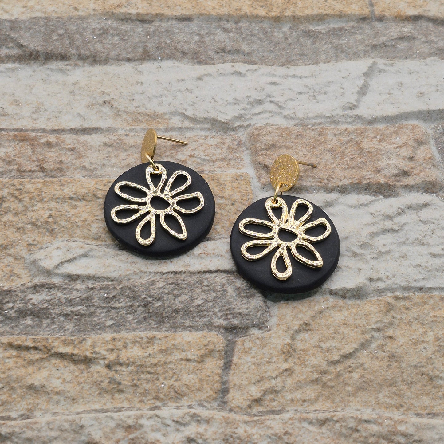 Nachtblume - schwarze runde Ohrringe aus Polymer Ton mit Blumenanhänger