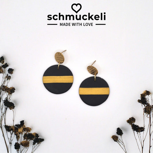 Glanzstreif - schwarze runde Ohrringe aus Polymer Ton mit einem goldenen Streifen