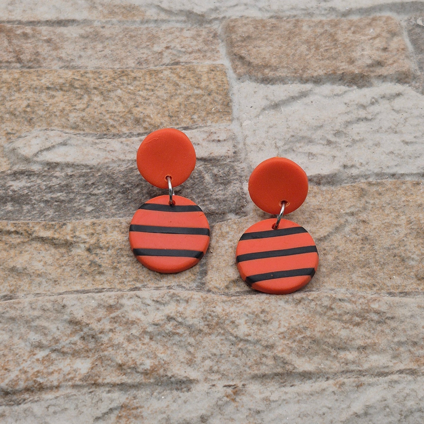 Glutwind - zweiteilige orange Ohrringe aus Polymer Ton mit schwarzen Streifen