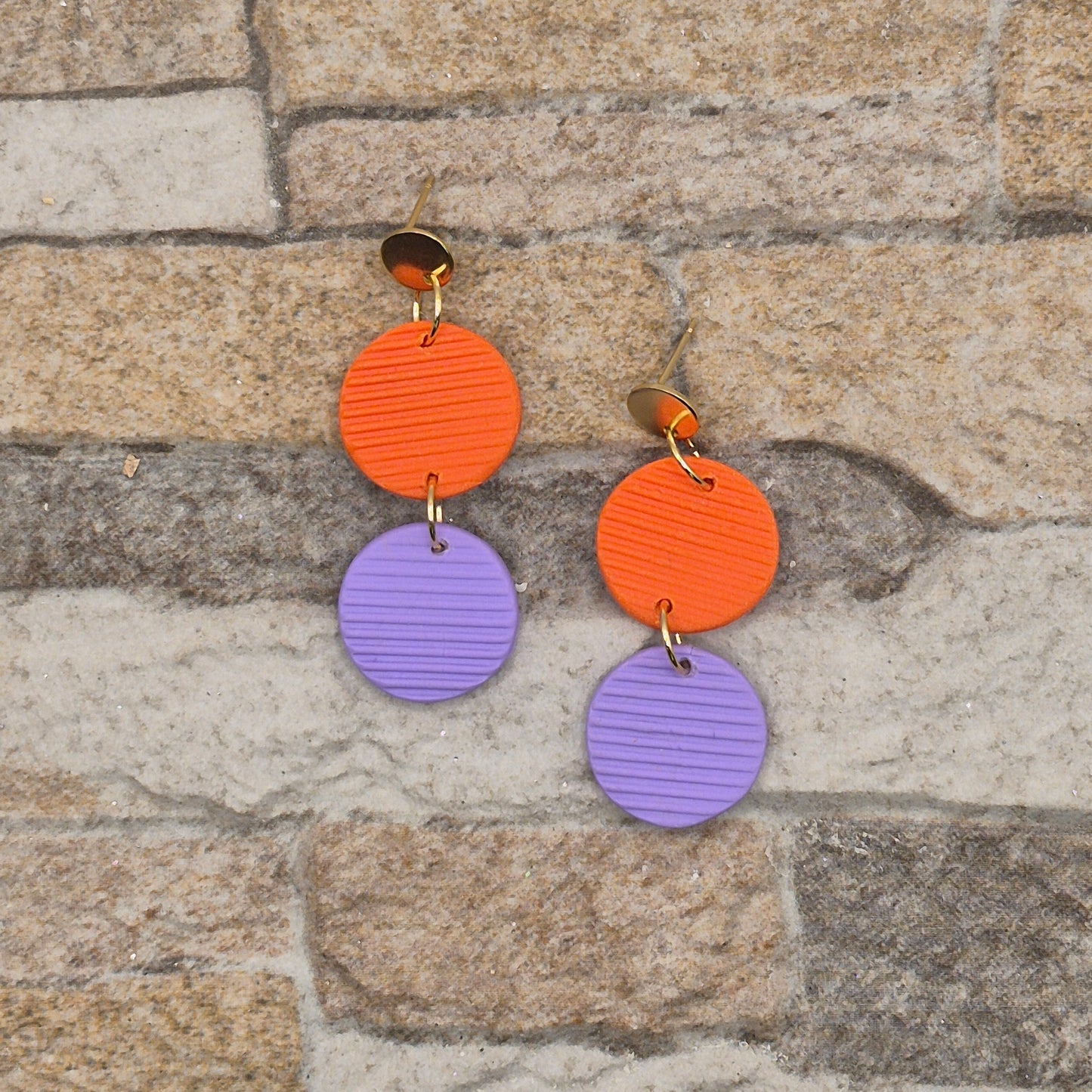 Kreiszauber - zweifarbige Ohrringe aus Polymer Ton in Orange und Lila